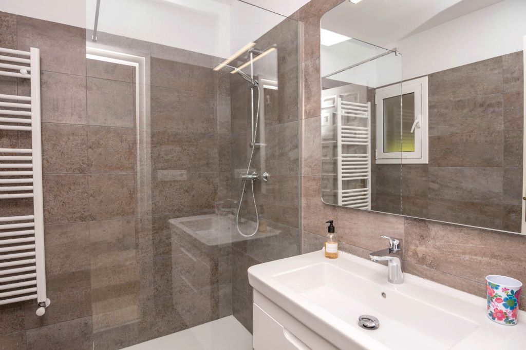 Identical bathroom as the ensuite master bedroom. Also with an Italian shower.