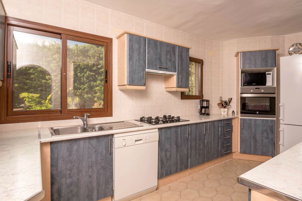 The fully equipped kitchen has all necessary utensils, dishwasher, 5 gas burners, electric oven, fridge and freezer.
