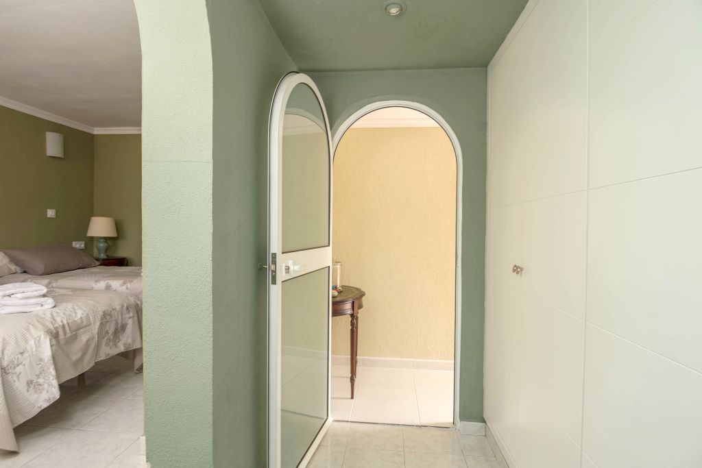 The green room consists of a corridor with built-in cupboards next to a three-bedded room.