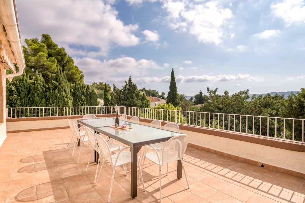 The terrace on the upper part is provided with its own furniture. It also has electric sunblinds. 