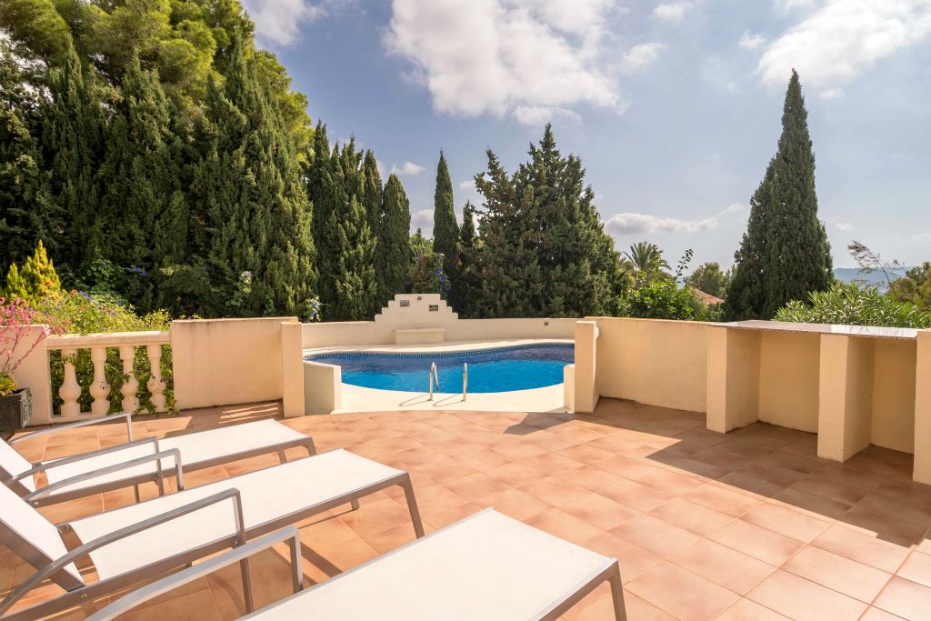 The view from the main terrace is overwhelming with a mountain and valley landscape... In the storeroom you can find 8 lying chairs, 16 outdoor chairs and 2 outdoor tables. An outside gas barbecue and a granite cooking-place are provided (on photo, right)