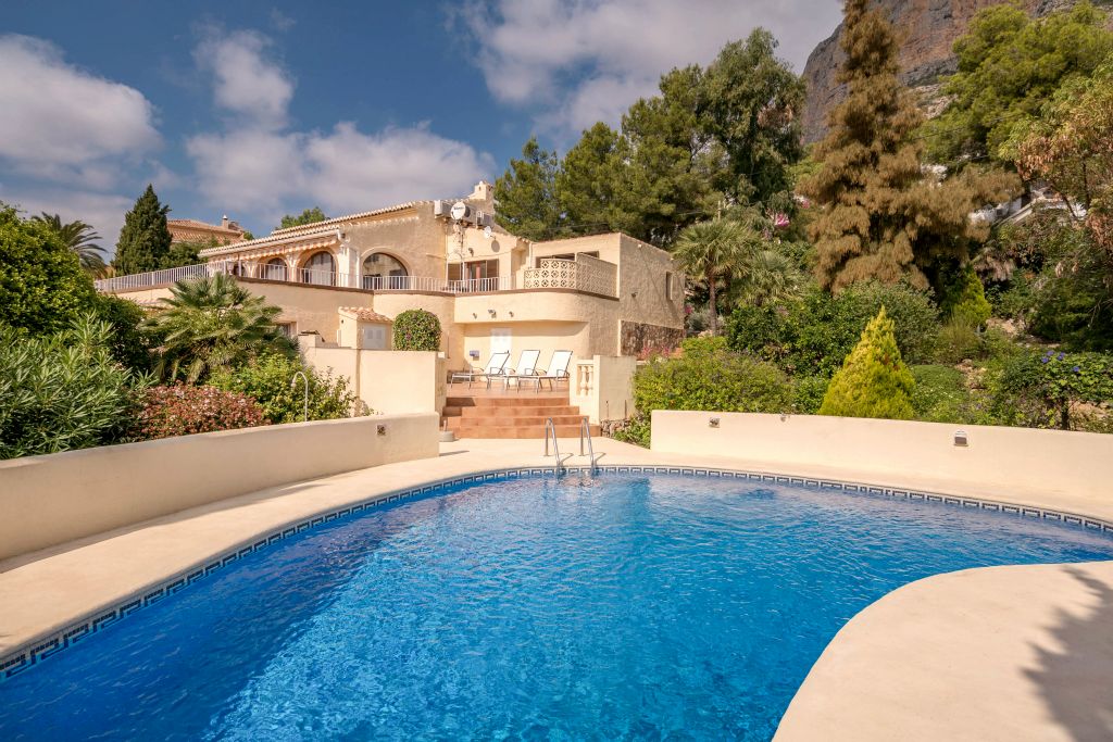 Maintenance of the swimming pool twice a week (Monday and Thursday).