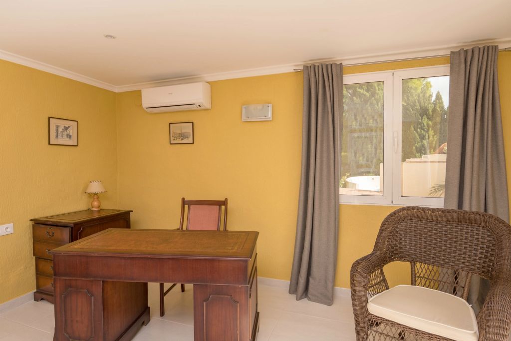 Airconditioning, opaque and non-transparant curtains.