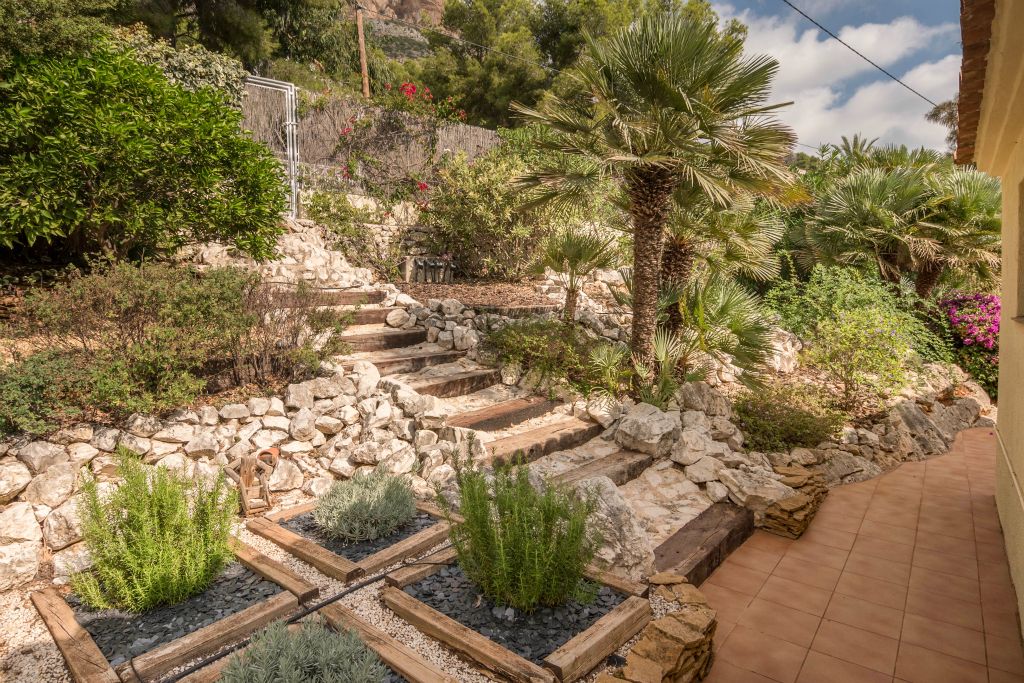 A discreet irrigation system provides a regular water supply.